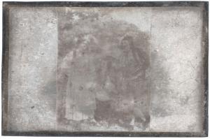 Nicéphore Niépce, Un grec et une grecque, vers 1828-1829, photographie sur une plaque de cuivre couverte d’une couche d’argent, héliographie par contact © musée Nicéphore Niépce