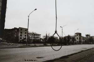 Stanley Greene « Bienvenue en enfer ». Un symbole d’hostilité, de haine.  Grozny, novembre 1995 © Stanley Greene