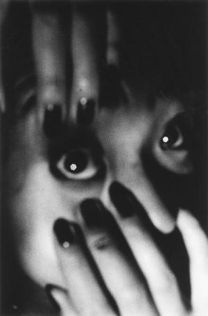 Daido Moriyama Eyeball, Setagaya-ku, Tokyo From the series  « Lettre à St Loup », 1990 © Daido Moriyama Photo Foundation, Courtesy of Akio Nagasawa Gallery (Tokyo) and Galerie Jean-Kenta Gauthier (Paris)