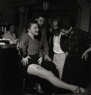 Robert Doisneau Youki Desnos montrant la sirène tatouée sur sa cuisse par Foujita vers 1950 © Atelier Robert Doisneau