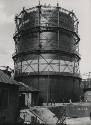 Anonymous Société des Usines à gaz du Nord et de l'Est (Northern  and Eastern Gas Company). Usine d'Epinal : Gazomètre (Epinal Factory: Gasometer) Circa 1927-1928 Silver gelatine print on paper © Musée Nicéphore Niépce collection