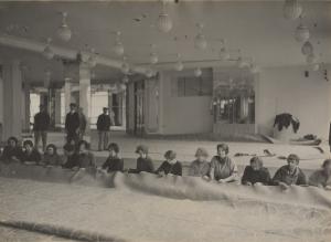 André Dubreuil, Agence Chusseau-Flaviens L'industrie tapissière. Comment on coud et installe en très peu de temps, "à l'américaine", un immense tapis. (Carpet-making industry. How a huge rug is stitched and fitted in a short space of time) 1910s Silver gelatine print on paper  © Musée Nicéphore Niépce collection