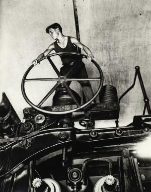 Arcadi Samoïlovitch Chaïkhet Un Komsomol au volant. (A Komsomol at the wheel) Balakhna 1931 Silver gelatine print on paper © DR